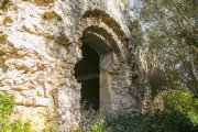 Estat en què es troba la porta de la capella romànica, que fa anys va ser espoliada .