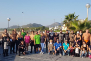 Fotografía de familia de los participantes en las tareas de limpieza en las playas de l'Hospitalet de l'Infant.