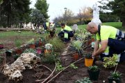 Operaris plantant les flors al Camp de Mart.