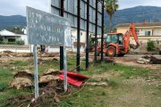 Un solar de la urbanització Serramar d'Alcanar Platja amb una grua treballant després del pas de la riuada del barranc.