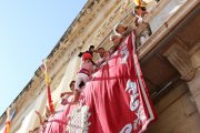 Pujada de l'enxaneta del pilar caminant dels Xiquets de Tarragona al balcó de l'ajuntament