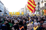 Manifestants concentrats davant l'Estació de França on se celebra un 'consell popular de ministres' organitzat per Òmnium Cultural.