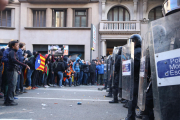 La línia policial de Via Laietana, davant dels manifestants.