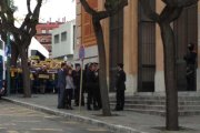 Autoritats i comendaments policials a la porta de l'església.