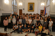 Fotografia de família dels estudiants a l'Ajuntament de Reus.