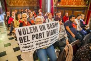 Veïns del barri del Port han asistit al plenari i han reivindicat les millores que consideren que necessiten.