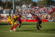 El migcampista Gus Ledes en una jugada del partit de diumenge passat contra el Nàstic de Tarragona a l'Estadi Municipal.