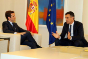 Imatge d'arxiu general de la reunió de Sánchez i Casado a la Moncloa, el 2 d'agost de 2018.