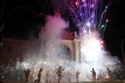 Imatge del Ball de Diables davant del temple de la Mare de Déu de Misericòrdia.