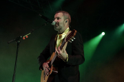 El líder de Jarabe de Palo, Pau Donés, cantant i tocant la guitarra damunt l'escenari de la Tàrraco Arena Plaça de Tarragona.