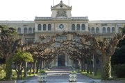 Façana principal de l'edifici de la Tabacalera, que des de l'any 2007 està del tot inactiu.