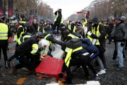 Els manifestants armilles grogues fan una barricada als carrers de París en una nova jornada de protestes.