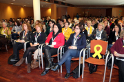 La consellera de Justícia, Ester Capella, a primera fila a l'Assemblea Nacional de Dones d'Esquerra Republicana, a Cambrils, amb una cadira buida amb un llaç groc, al costat de l'alcadessa de Cambrils, Camí Mendoza.