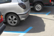 Vehicles estacionats en una zona blava de la localitat.