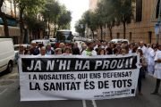 Els treballadors de l'Hospital de Santa Tecla sostenint una pancarta enmig de la Rambla Vella.