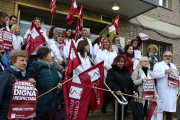 Els metges de l'ICS primària i del GiPPS s'han concentrat aquest matí al Joan XXIII.