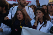 Alguns dels metges en vaga que s'han concentrat davant el departament de Salut a Barcelona.