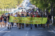 Centenars de persones participen en la manifestació d'ahir que va a acabar davant l'institut Comte de Rius.