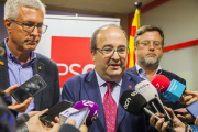 D'esquerra a dreta: Josep Fèlix Ballesteros, Miquel Iceta i Santi Castellà, ahir a la seu del PSC.