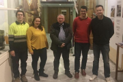 Imatge dels contractats junt a l'alcalde de l'Arboç, Joan Sans, i el regidor de Promoció Econòmica, Alfons Ribas.