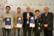 El alcalde, Josep Fèlix Ballesteros, y la presidenta de la Casa d'Andalusia, Charo García, con otros miembros de la entidad.