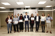 Imagen de los premiados con los representantes de las instituciones y empresas que patrocinan los premios.