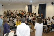 Los futuros residentes recibiendo las explicaciones sobre el Joan XXIII durante las puertas abiertas.