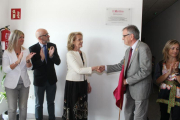 Moment en què es va destapar la placa commemorativa amb la consellera Mariàngela Vilallonga donant la mà al president del Centre, Llorenç Rafecas. Al costat el president sortint del Centre, Josep Maria Vinyes, i la presidenta de la Diputació, Noemí Llauradó.