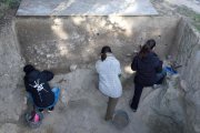 Persones treballant en la campanya d'excavació al Cavet, a Cambrils.