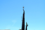 Pla general del monument franquista de l'Ebre a Tortosa. Imatge del 13 de maig del 2019 (vertical)