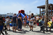 Els més petits s'han pogut remullar per fer front a la calor als inflables d'aigua instal·lats davant la Llotja de Pescadors.