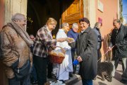 Juani Tocino va portar la seva gosseta Chispi, amb un vestit i l'escut del Nàstic, per ser beneïda.