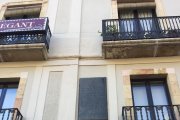 Imatge de la placa en honor a l'arquitecte de la Rambla Nova.