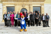 Pla general dels signants del conveni Corner a les portes de la Diputació de Tarragona. Imatge del 18 de gener del 2019 (Horitzontal).