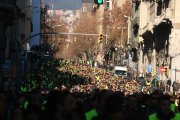 Pla general de la manifestació de taxistes baixant per Via Laietana.