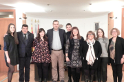 Fotografía de familia de los estudiantes que han recibido la ayuda con los representantes del Ayuntamiento.