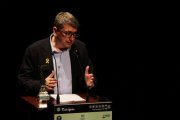 Marc Capdevila, parlant, en recollir el premi Pin i Soler 2018 de novel·la als premis literaris de Tarragona