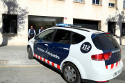 Pla general de la sortida d'un dels vehicles dels Mossos d'Esquadra que trasllada els pares detinguts per presumptes maltractaments al seu nadó després que el jutjat de guàrdia decretés presó provisional. Imatge del 16 de febrer del 2019 (Horitzontal).