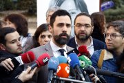 El president del Parlament, Roger Torrent, atenent els mitjans de comunicació en una imatge d'arxiu.