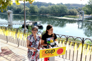 La diputada de la CUP, Natàlia Sànchez, i la regidora de la Crida Flixanca, Carme Rosich, amb el meandre de l'Ebre al fons.