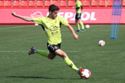 Pol Prats, durant un entrenament amb el primer equip del Nàstic, equip en el qual espera triomfar.