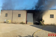 Els Bombers treballant en l'incendi en una nau agrícola de Tortosa.