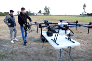 Tècnics d'Ebredrone amb les aeronaus preparades per volar a Poble Nou del Delta.