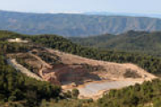 Panoràmica de la primera de quatre cel·les que es construeix a l'abocador de Riba-roja d'Ebre.