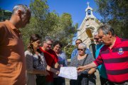 Alguns dels veïns de la zona, en la trobada que van mantenir ahir a l'Ermita de la Salut.