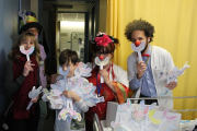 Els pallassos Gelocatila i Apósito visitant els infants al centre hospitalari.