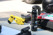 Una arma d'electroxoc o pistola tàser i un dispensador de gas pebre, dos elements que formen part de l'equipament de la Brigada Mòbil dels Mossos d'Esquadra.