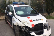 Estat en el que va quedar el vehicle dels Mossos d'Esquadra.