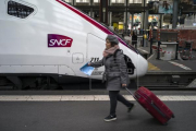 Un pasajero de los ferrocarriles recorre las plataformas durante una huelga ferroviaria nacional de la SNCF en la estación de tren Gare de Lyon, en París, Franci