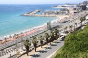 La façana marítima de Tarragona, amb les vies de tren, l'estació de Renfe, la passarel·la, la platja del Miracle i el Port de Tarragona.